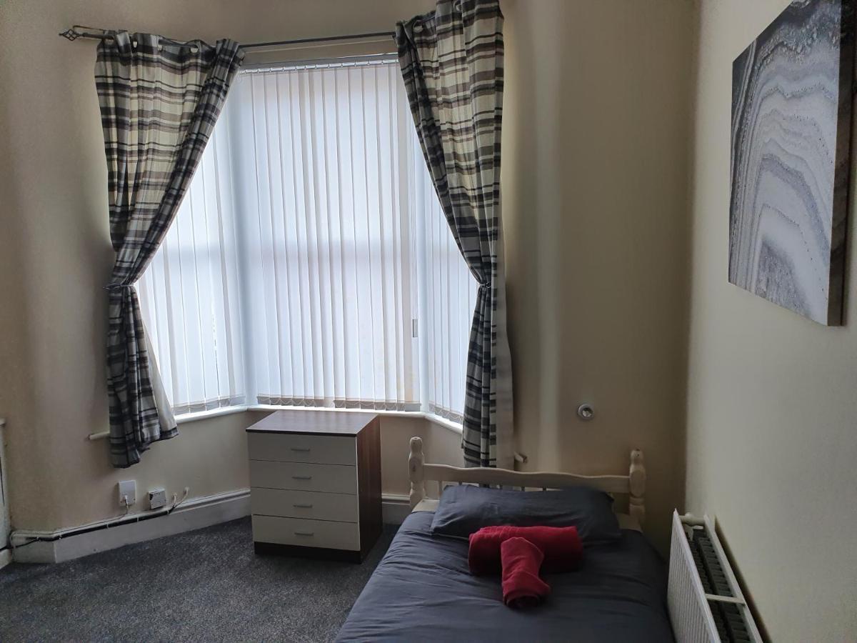 12 Person 6 Bedroom Self Catering House Liverpool Extérieur photo