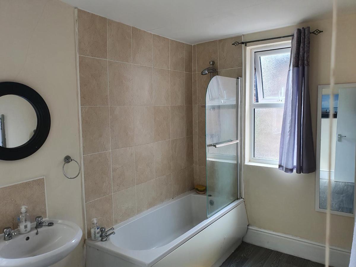 12 Person 6 Bedroom Self Catering House Liverpool Extérieur photo
