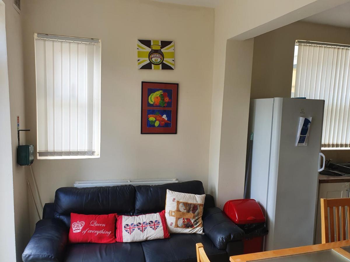 12 Person 6 Bedroom Self Catering House Liverpool Extérieur photo