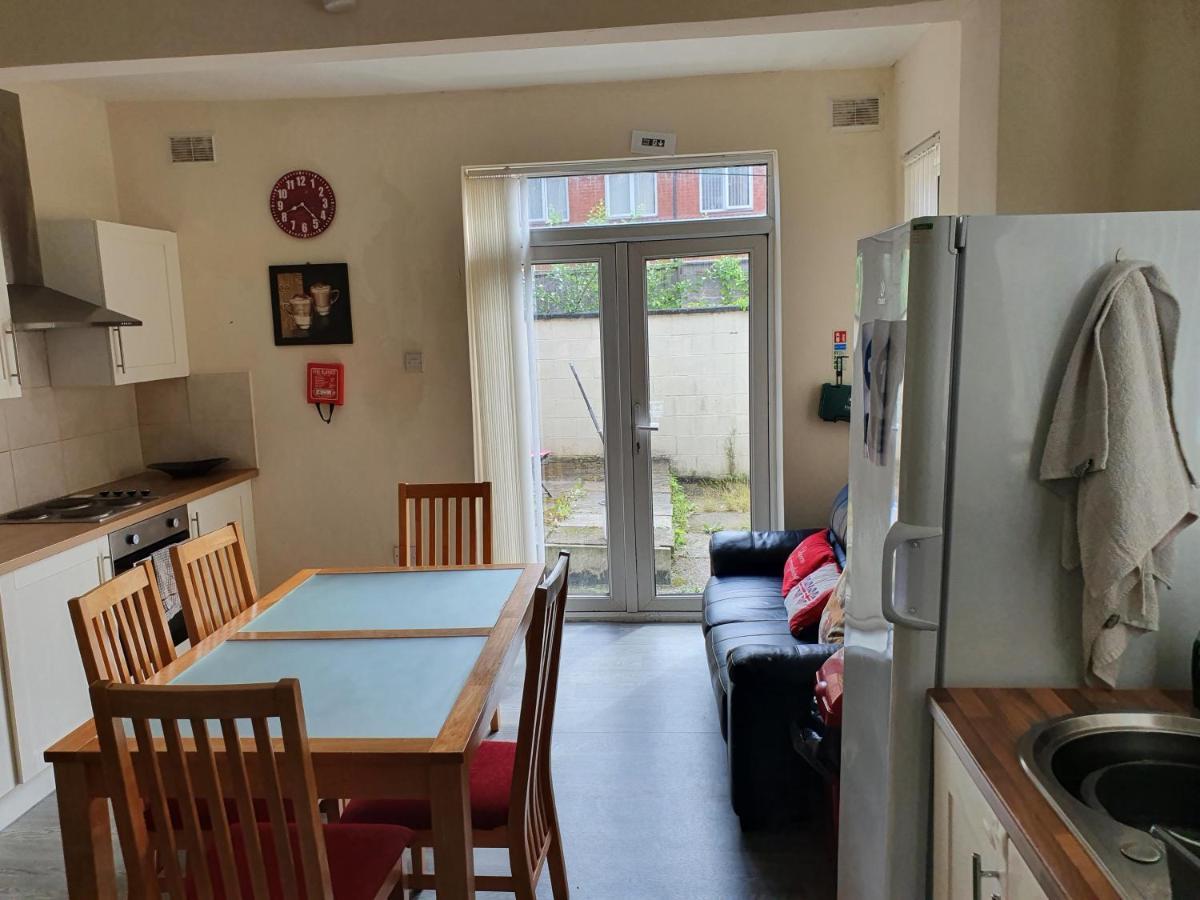 12 Person 6 Bedroom Self Catering House Liverpool Extérieur photo